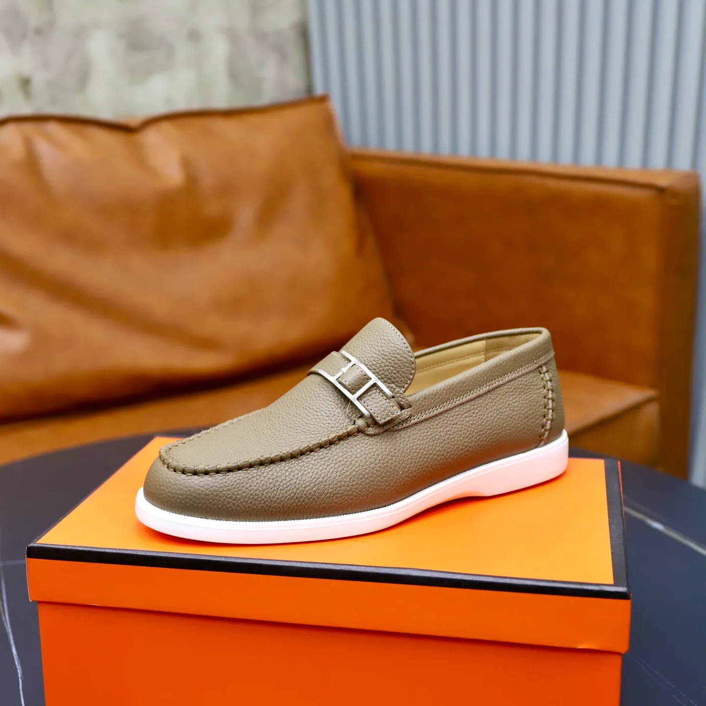 Ex-factory price: 560💰Hermès/Hermès slip-on men's shoes. This shoe is made of imported pebbled cowhide. It has simple and smooth lines and is combined with aerodynamically designed 3CM rubber foam ultra-light soles! Youthful and fashionable, classic H-shaped hardware buckle decoration, calf lining gently wraps the feet, with logo cowhide feet, casual and urban style, highlighting youthful vitality, sports and leisure version, super versatile, code number: 38-39-40-41-42-43-44 standard leather shoe size (45 can be customized but does not support returns)
